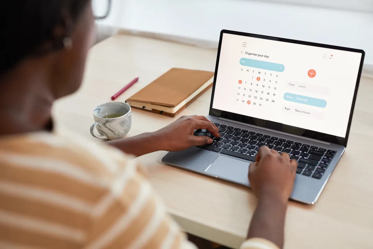A business owner planning their week on a digital calendar
